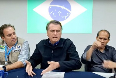 Em live, Bolsonaro sai em defesa de Ribeiro e diz botar 'mão no fogo' por ex-ministro
