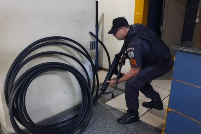 Polícia Militar prende homem com 10 kg de fios roubados em Magé