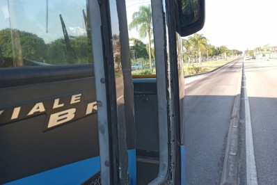 Motorista faz conversão em local proibido e colide com BRT  na Zona Norte do Rio