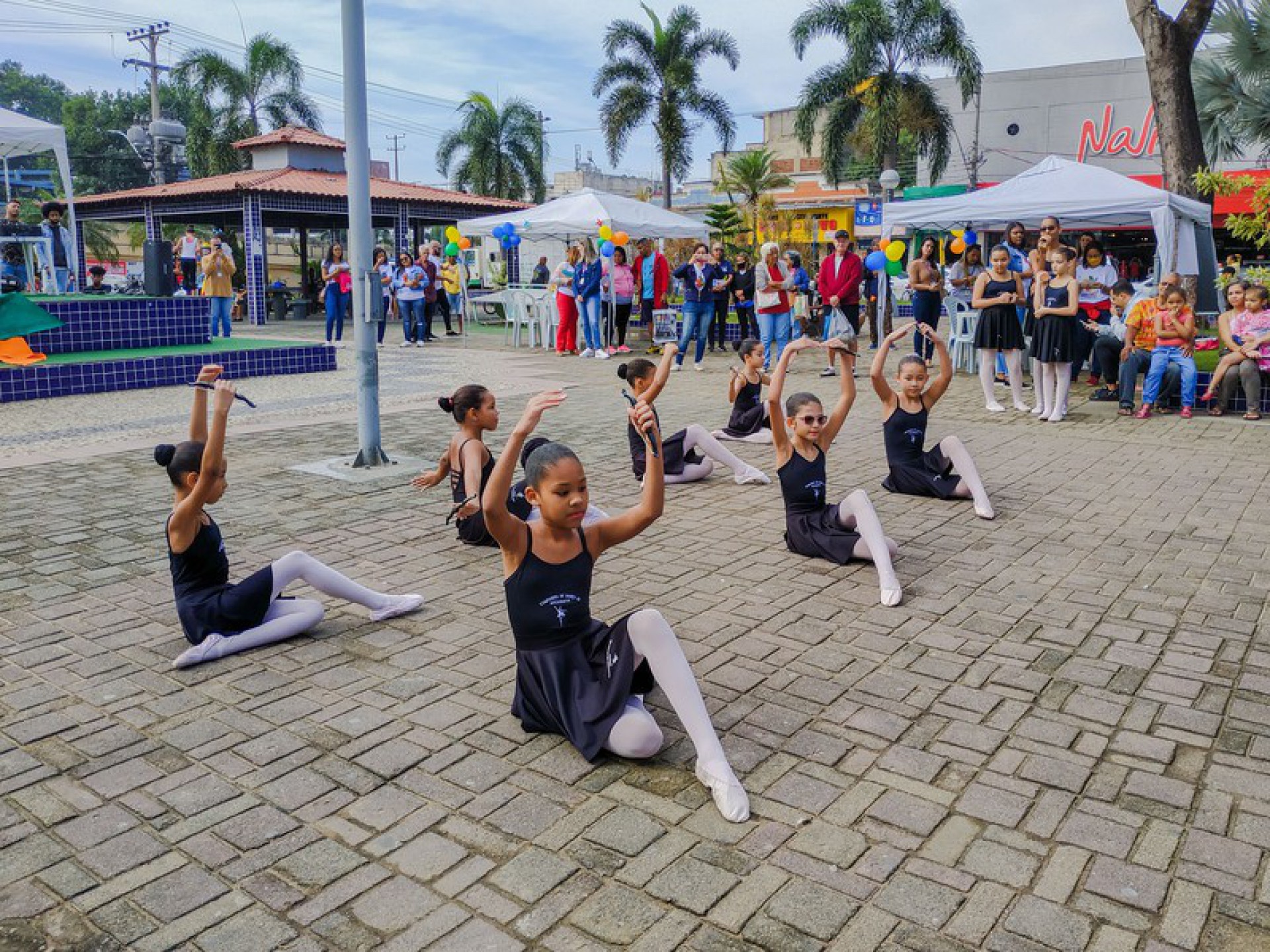 Alunas das turmas de bal&eacute; e dan&ccedil;as urbanas da Subsecretaria Municipal de Cultura, Esporte, Lazer e Turismo - LUAN MACIEL