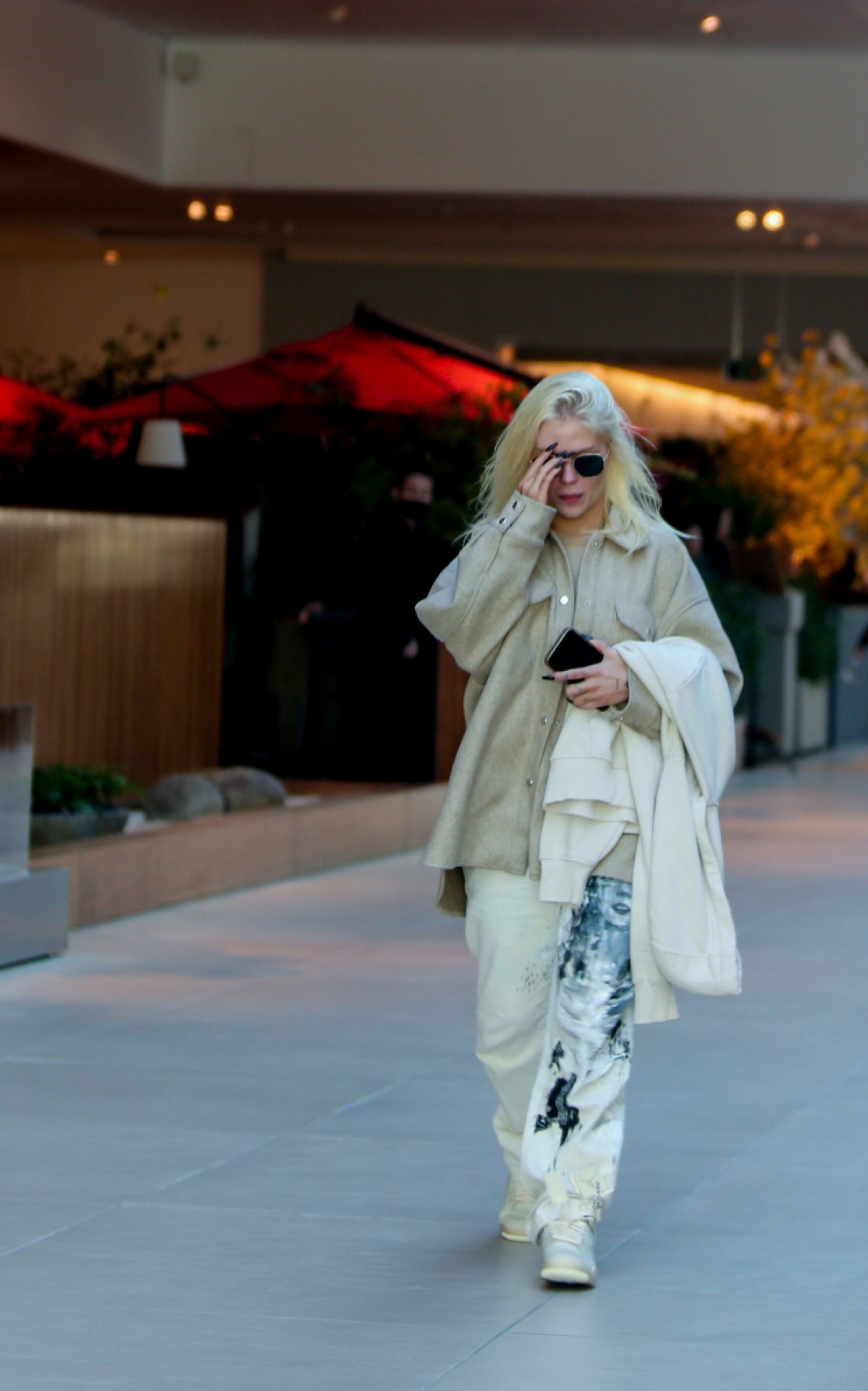 Acompanhada por seguran&ccedil;a, Luisa Sonza passeia em shopping na Barra da Tijuca, na Zona Oeste do Rio, na tarde de quinta-feira