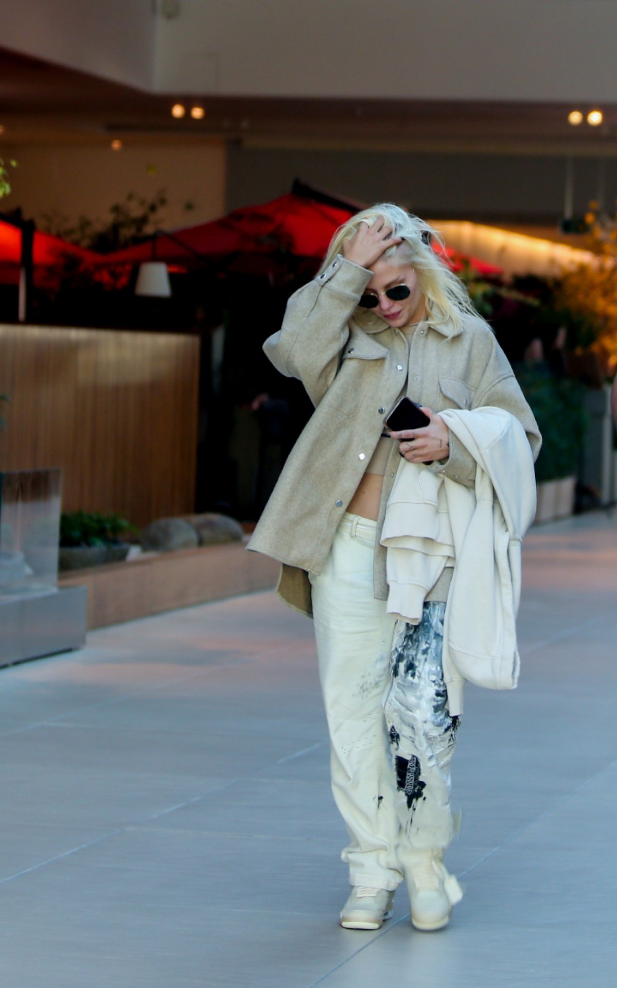 Acompanhada por seguran&ccedil;a, Luisa Sonza passeia em shopping na Barra da Tijuca, na Zona Oeste do Rio, na tarde de quinta-feira