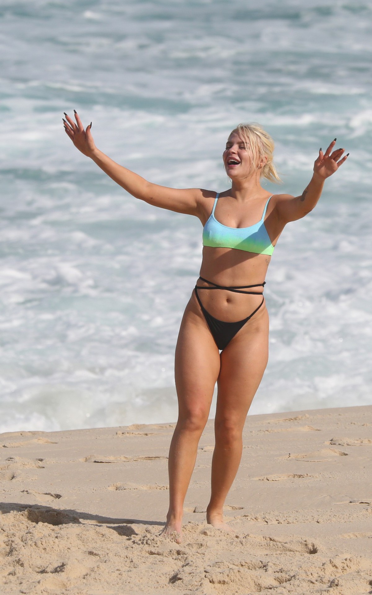 Luisa Sonza curte dia de sol na Praia da Barra da Tijuca, na Zona Oeste do Rio, nesta sexta-feira