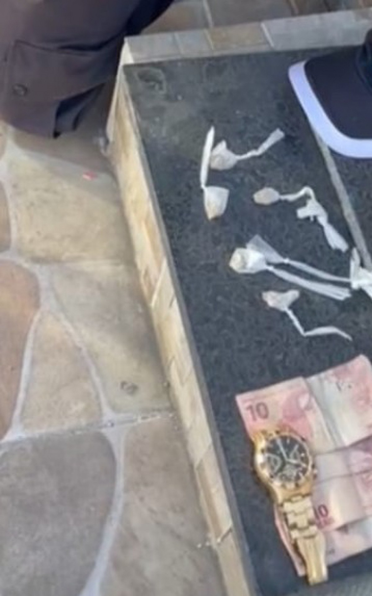 Tr&ecirc;s homens s&atilde;o presos por tr&aacute;fico de drogas em Cabo Frio