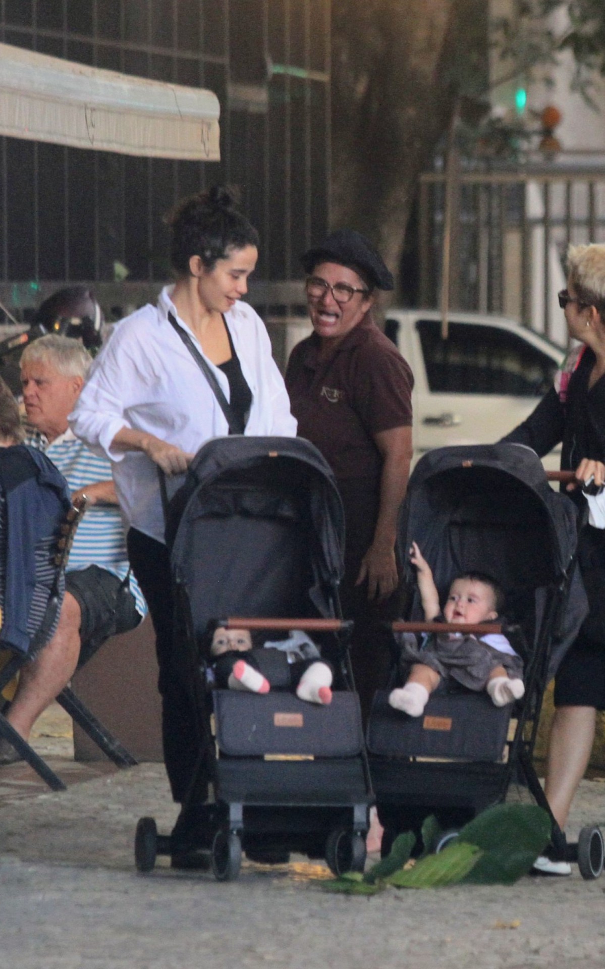 Nanda Costa e Lan Lanh passeiam nas ruas do Leblon, na Zona Sul do Rio, com as filhas g&ecirc;meas do casal, Kim e Ti&ecirc;