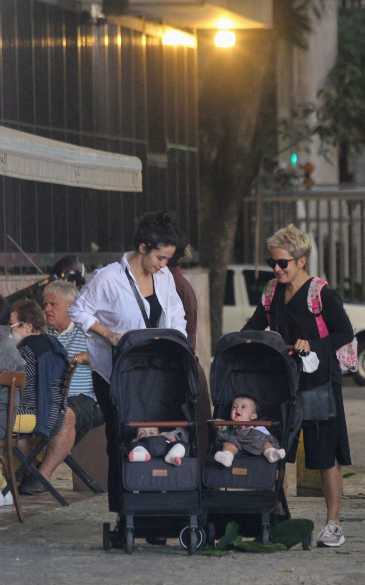 Nanda Costa e Lan Lanh passeiam nas ruas do Leblon, na Zona Sul do Rio, com as filhas g&ecirc;meas do casal, Kim e Ti&ecirc;