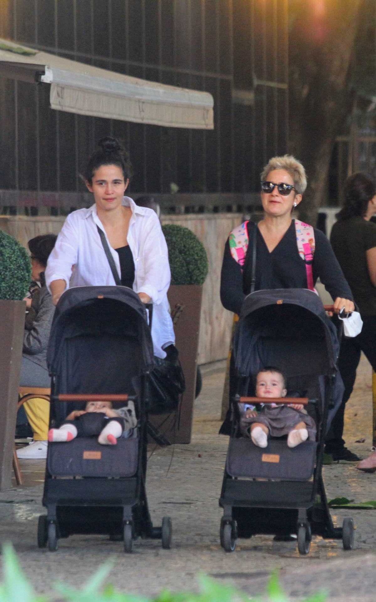 Nanda Costa e Lan Lanh passeiam nas ruas do Leblon, na Zona Sul do Rio, com as filhas g&ecirc;meas do casal, Kim e Ti&ecirc;