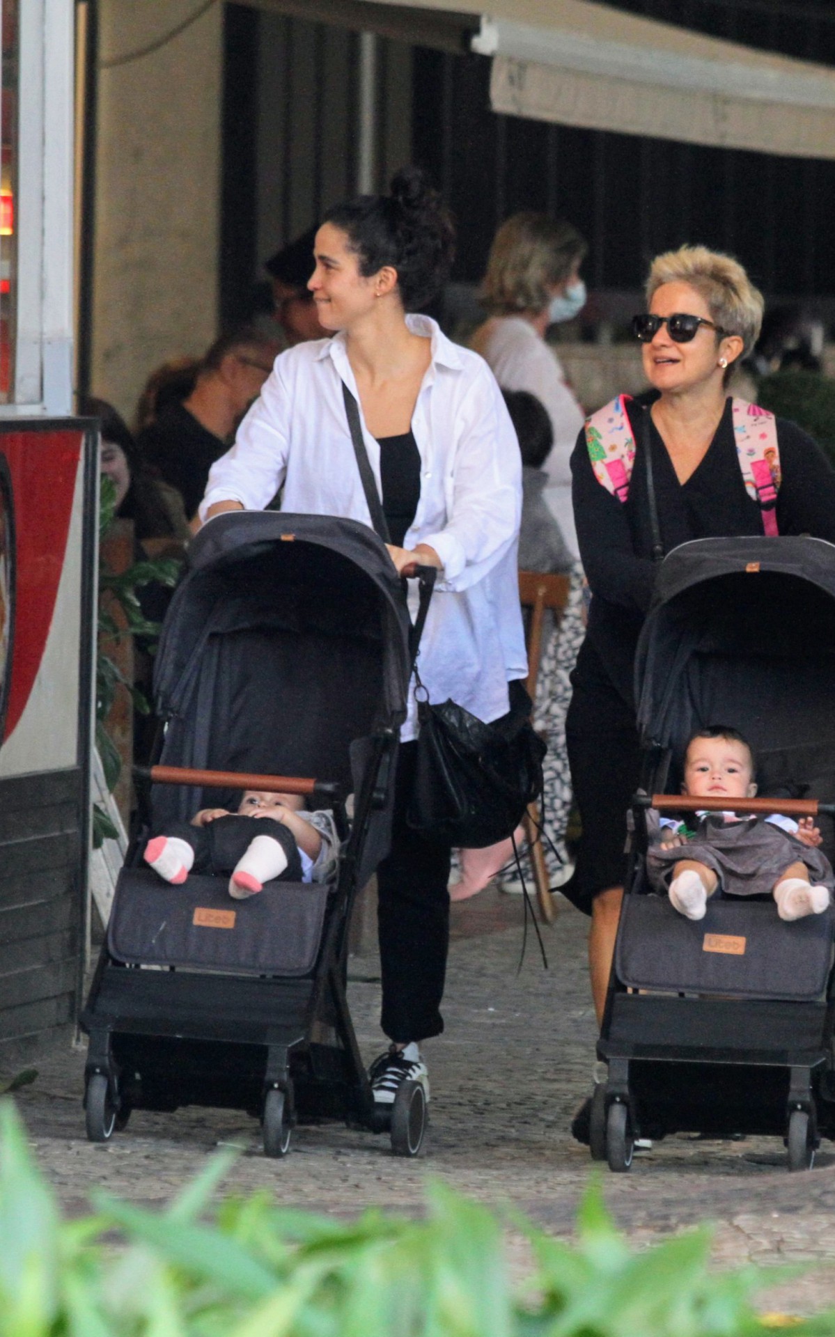 Nanda Costa e Lan Lanh passeiam nas ruas do Leblon, na Zona Sul do Rio, com as filhas g&ecirc;meas do casal, Kim e Ti&ecirc;