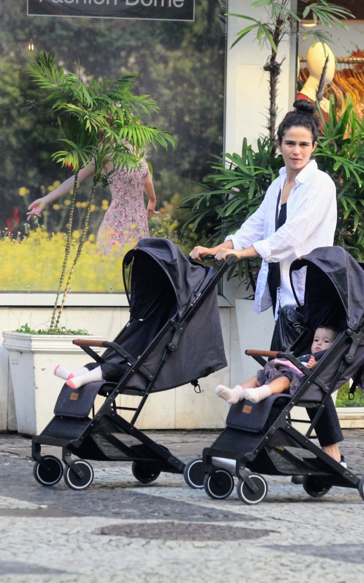 Nanda Costa e Lan Lanh passeiam nas ruas do Leblon, na Zona Sul do Rio, com as filhas g&ecirc;meas do casal, Kim e Ti&ecirc;