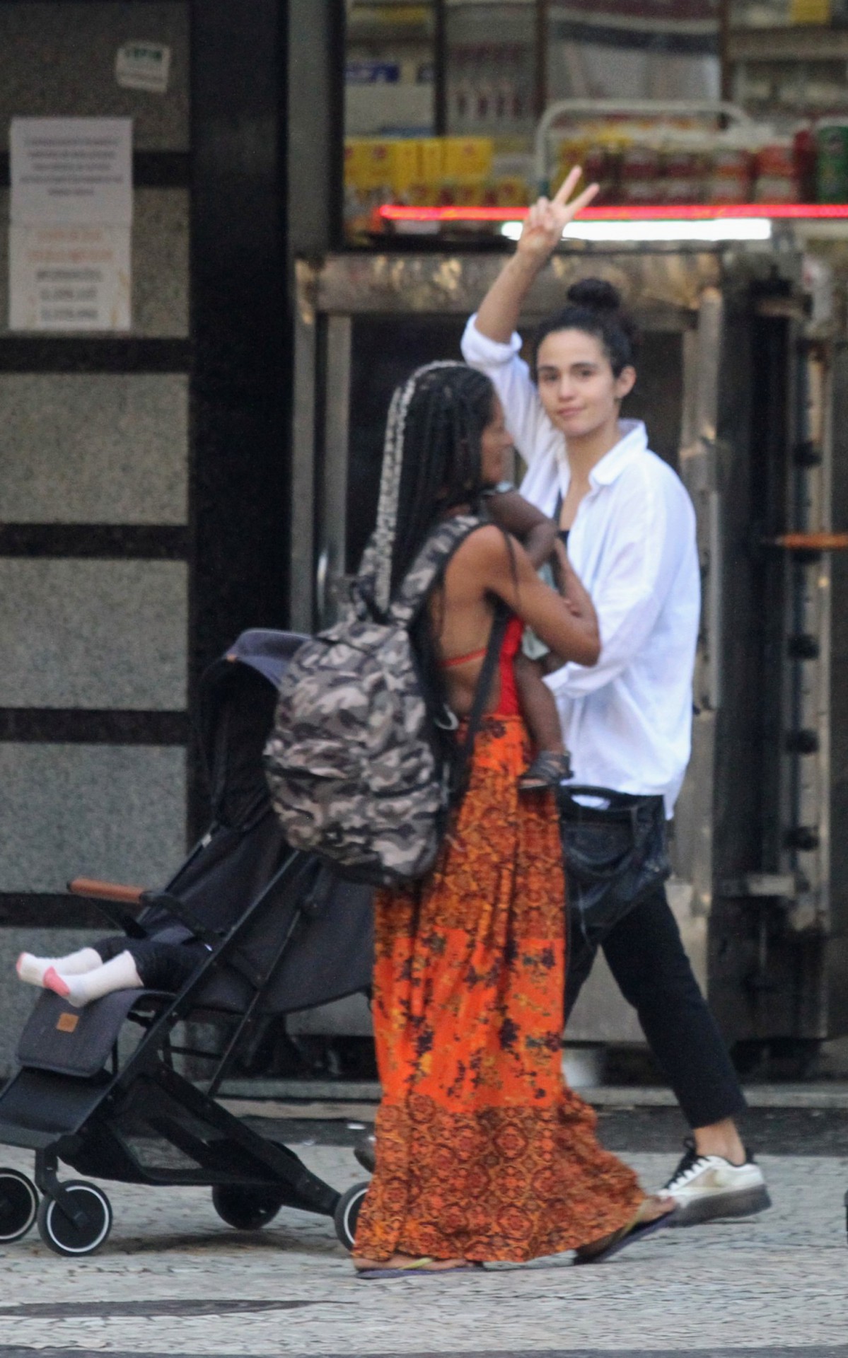 Nanda Costa e Lan Lanh passeiam nas ruas do Leblon, na Zona Sul do Rio, com as filhas g&ecirc;meas do casal, Kim e Ti&ecirc;