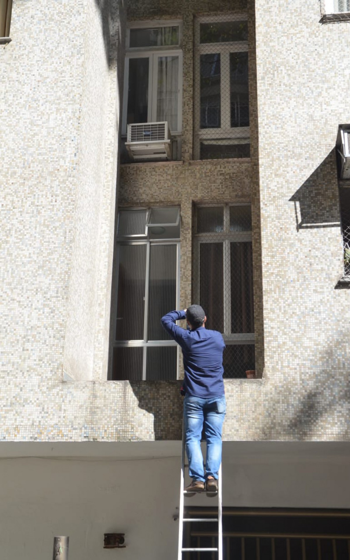 Peritos avaliam prédio onde jovem caiu do quarto andar no Leme - Sandro Vox/Agência O Dia