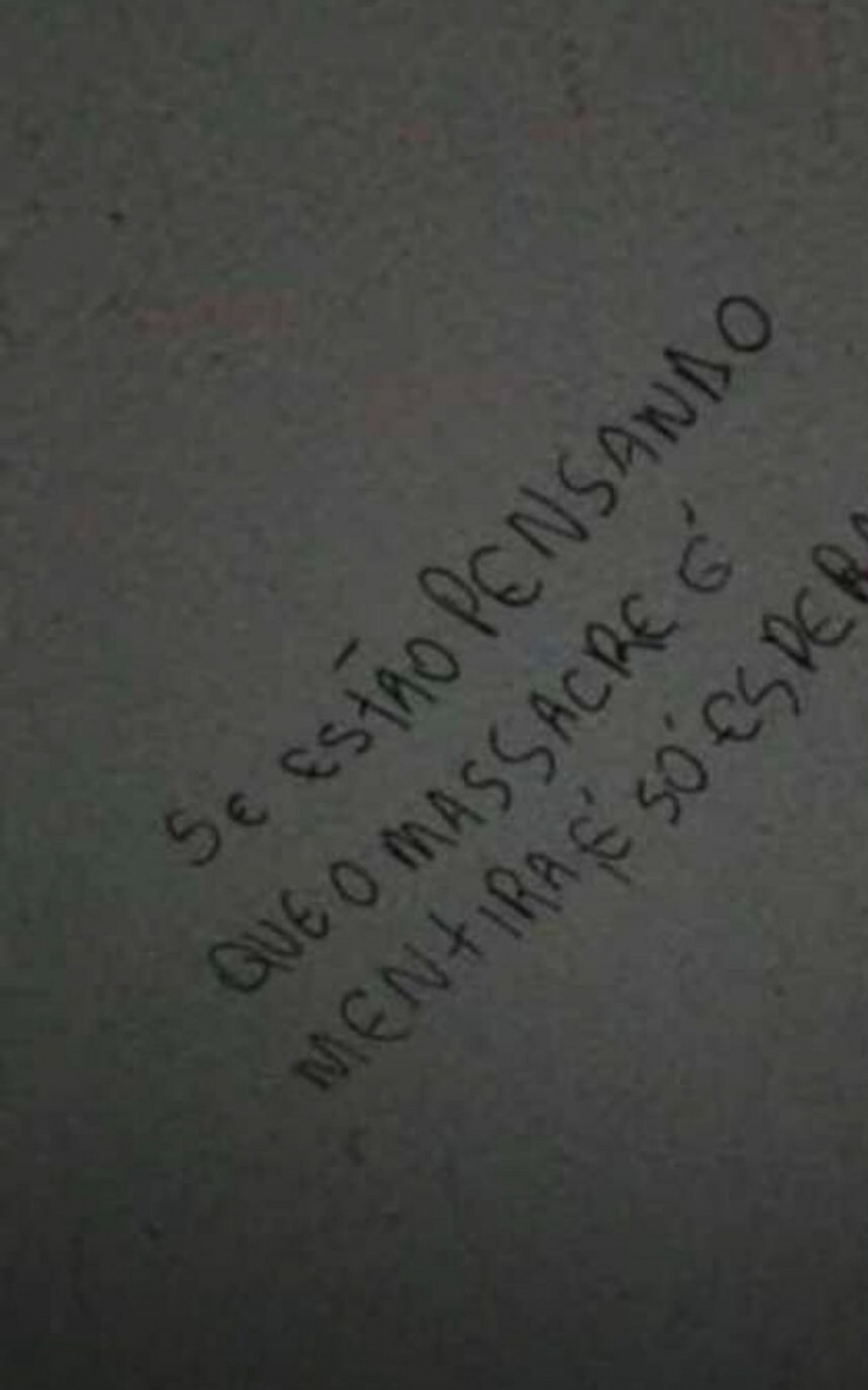 Outra mensagem foi deixada na porta do banheiro feminino 