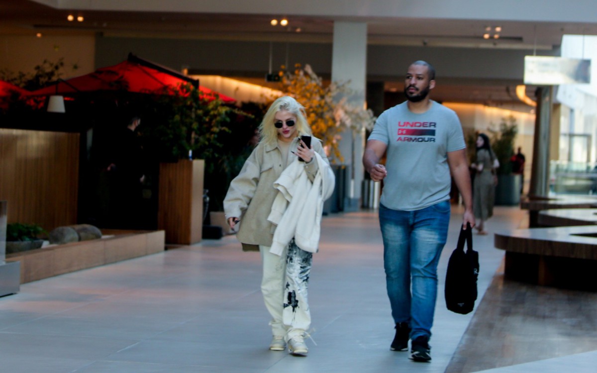 Acompanhada por seguran&ccedil;a, Luisa Sonza passeia em shopping na Barra da Tijuca, na Zona Oeste do Rio, na tarde de quinta-feira