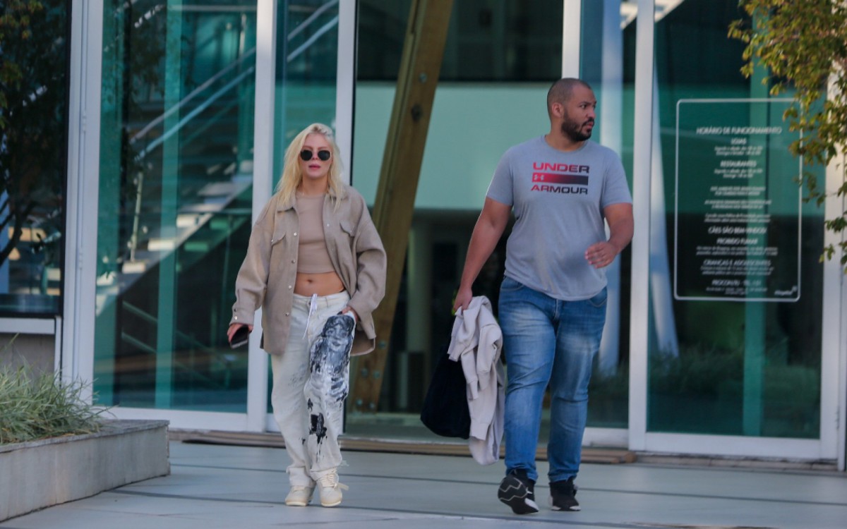 Acompanhada por seguran&ccedil;a, Luisa Sonza passeia em shopping na Barra da Tijuca, na Zona Oeste do Rio, na tarde de quinta-feira