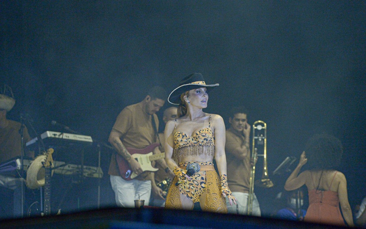 Claudia Leitte se apresenta em Festa de S&atilde;o Jo&atilde;o em Salvador, na Bahia