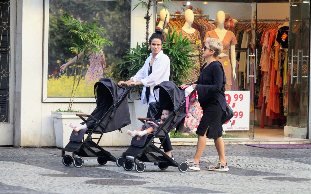 Nanda Costa e Lan Lanh passeiam nas ruas do Leblon, na Zona Sul do Rio, com as filhas gêmeas do casal, Kim e Tiê - Dan Delmiro / Ag. News