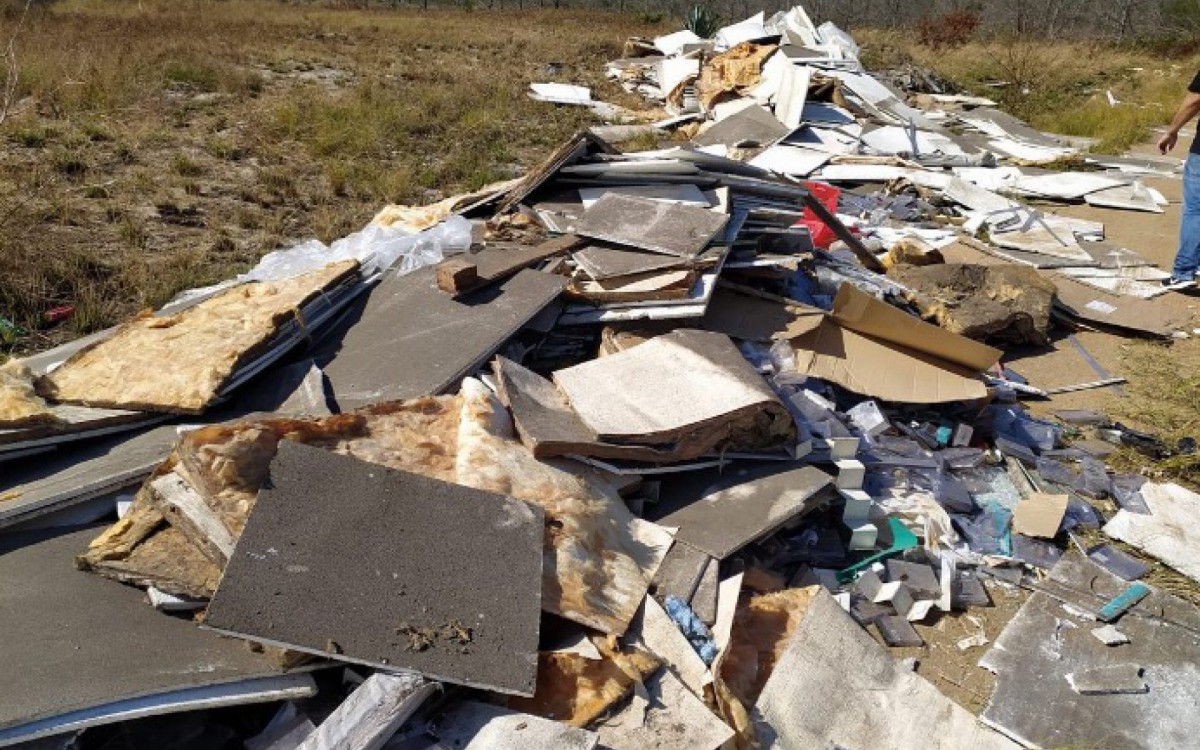 Secretaria de meio ambiente cabista multa supermercado por descarte de res&iacute;duos em &aacute;rea protegida
