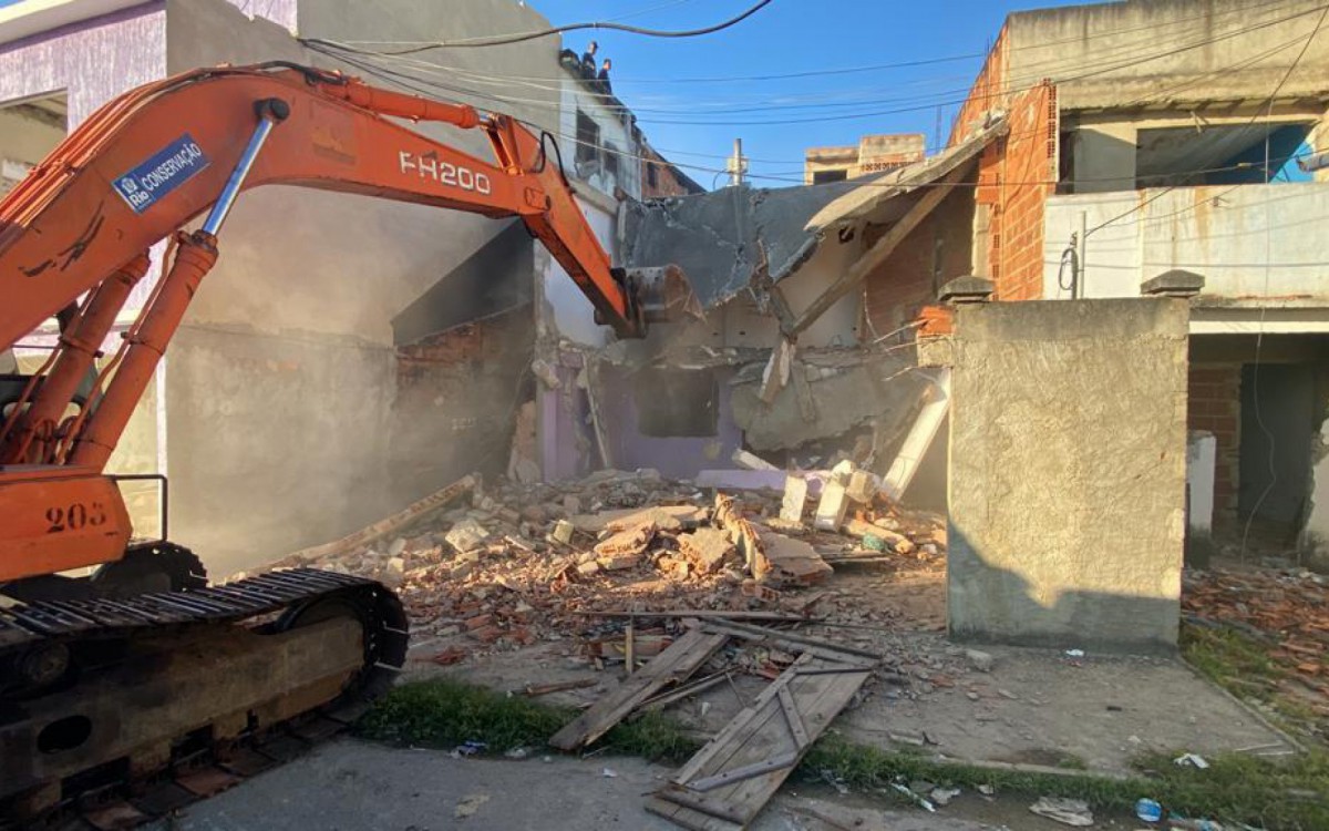 Agentes da Seop e da Subprefeitura realizam a demoli&ccedil;&atilde;o de 13 im&oacute;veis na Cidade de Deus
