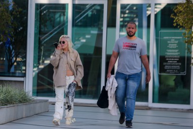 Acompanhada por segurança, Luisa Sonza passeia em shopping do Rio