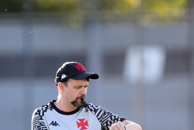 Alex Teixeira comemora retorno ao Vasco após 12 anos: 'Emoção grande'