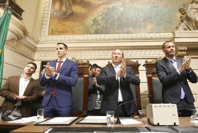 Gatito Fernández, Joel Carli e John Textor representaram o Botafogo em cerimônia na Câmara Municipal de Vereadores do Rio de Janeiro