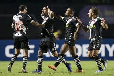 Com direito a golaço de Palacios, Vasco bate o Operário e cola no líder Cruzeiro