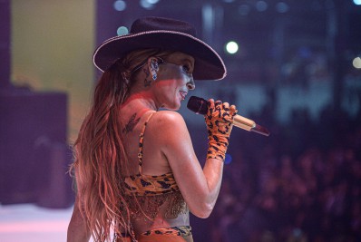 Claudia Leitte anima o público em Festa de São João na Bahia