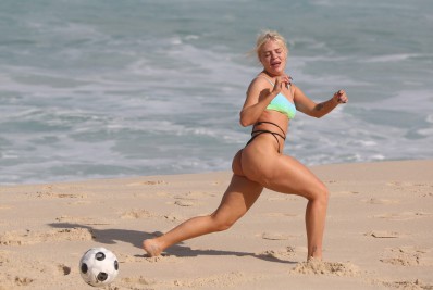 Musa! Luisa Sonza mostra corpão escultural em praia do Rio