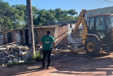 Construções em áreas protegidas pelo Código Florestal são demolidas durante operação