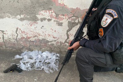 PM prende criminoso com pistola e drogas no Az de Ouro em Nilópolis