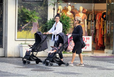 Nanda Costa e Lan Lanh passeiam com as filhas gêmeas no Leblon