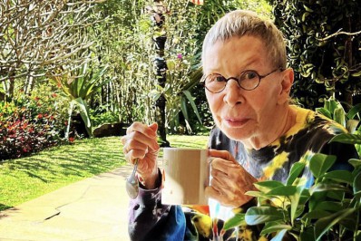 Rita Lee é fotografada pelo marido depois de remissão do câncer: 'Sextou'