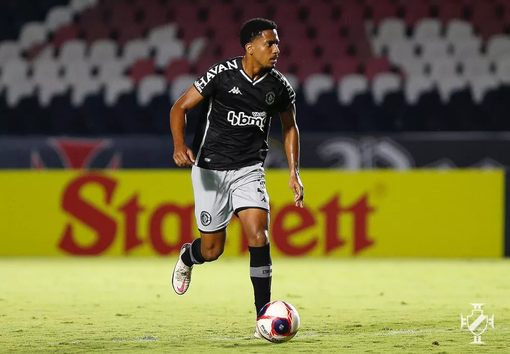 Suspenso por doping, zagueiro do Vasco volta a treinar após 10 meses