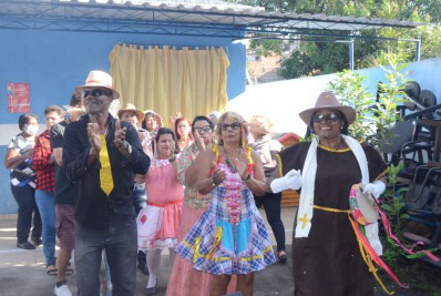 Idosos cadastrados no CRAS ganham festa junina em São João de Meriti