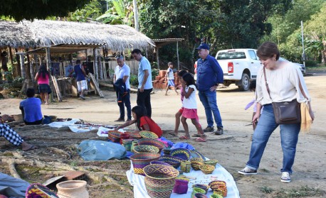 Os turistas vão conhecer a aldeia indígena Sapukay e as tradições guardadas por eles, como a produção de artesanato   - Foto: Wagner Gusmão