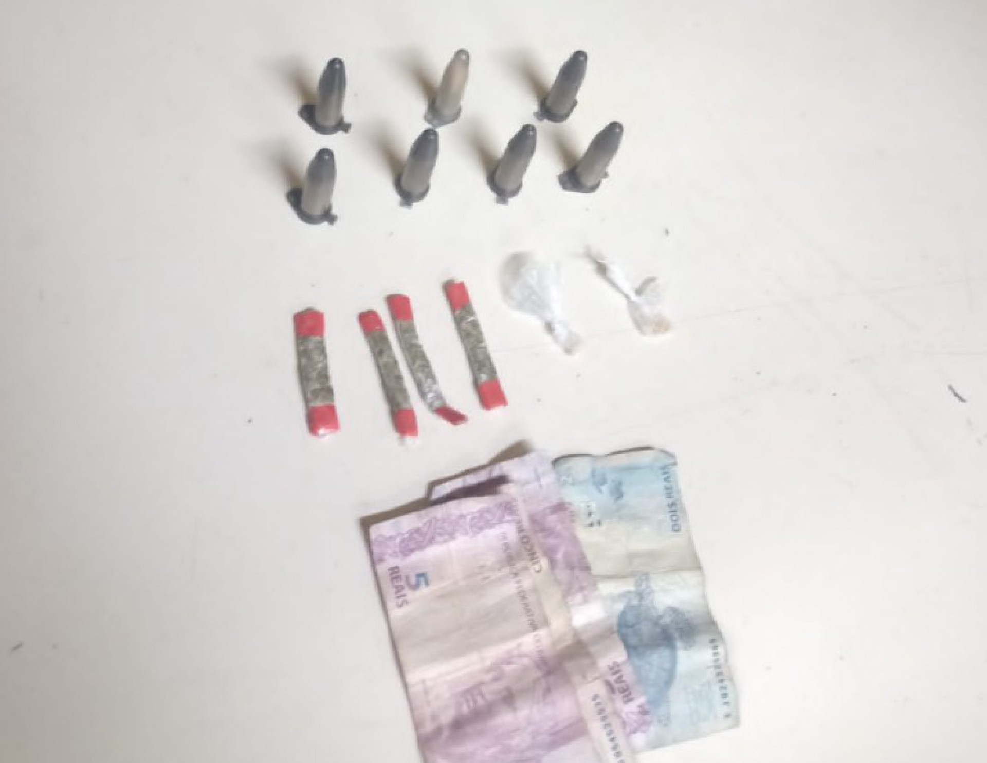 Tr&ecirc;s homens s&atilde;o presos por tr&aacute;fico de drogas em Cabo Frio - Letycia Rocha (RC24h)