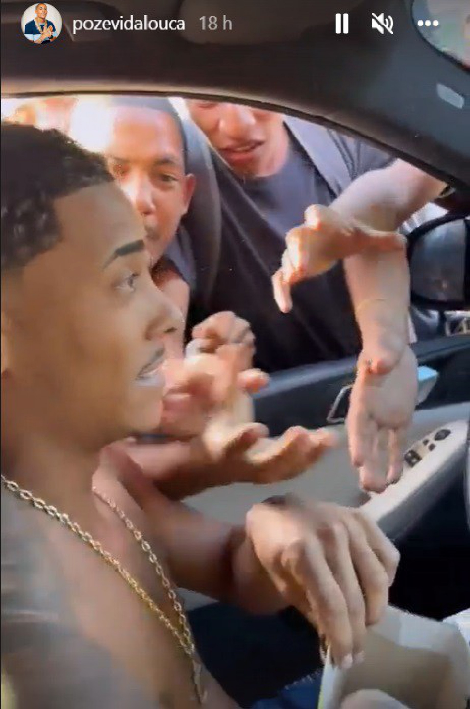 MC Poze do Rodo distribui celulares para jovens que trabalham em sinal de trânsito na Barra da Tijuca, na Zona Oeste do Rio - Reprodução Internet