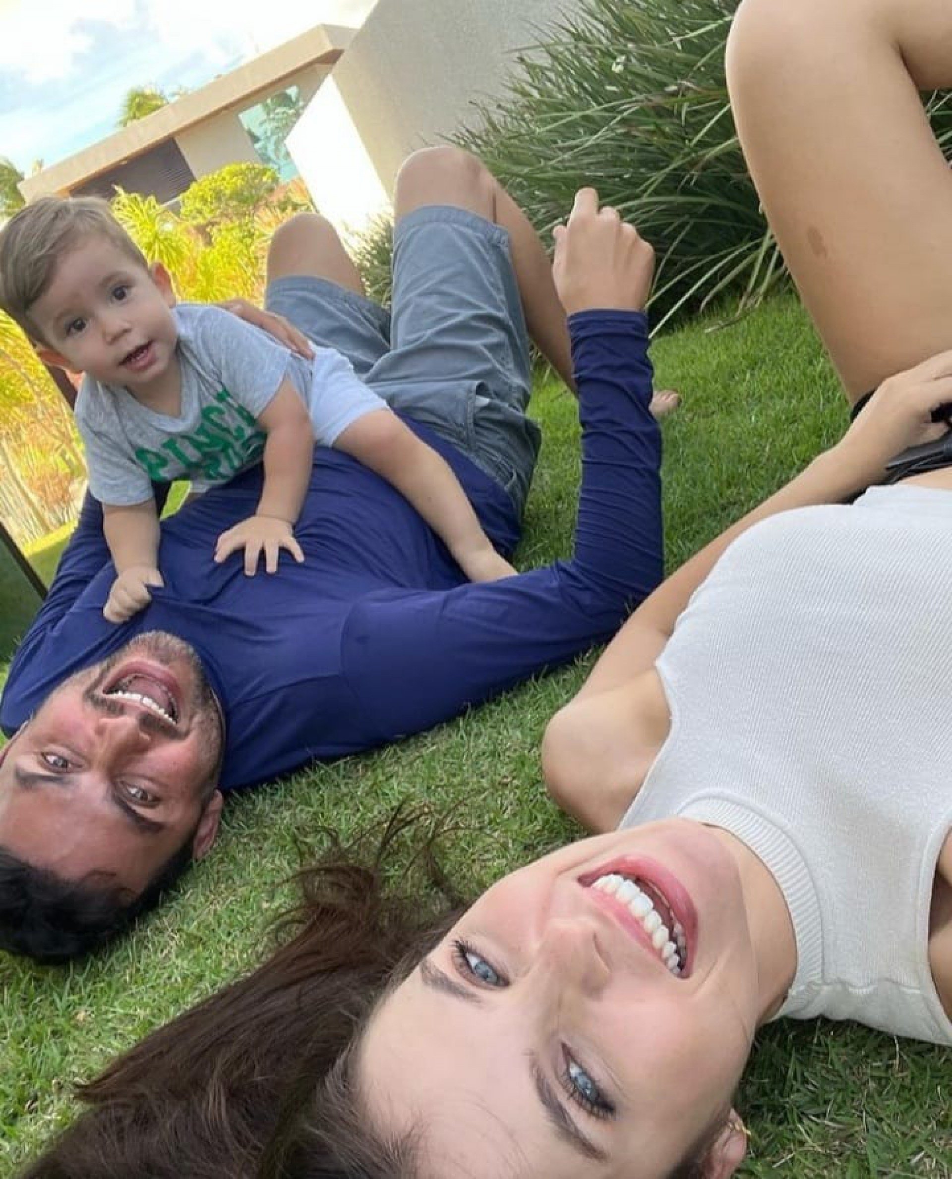 Mano Walter e Débora Silva com o filho, José - Reprodução/Instagram