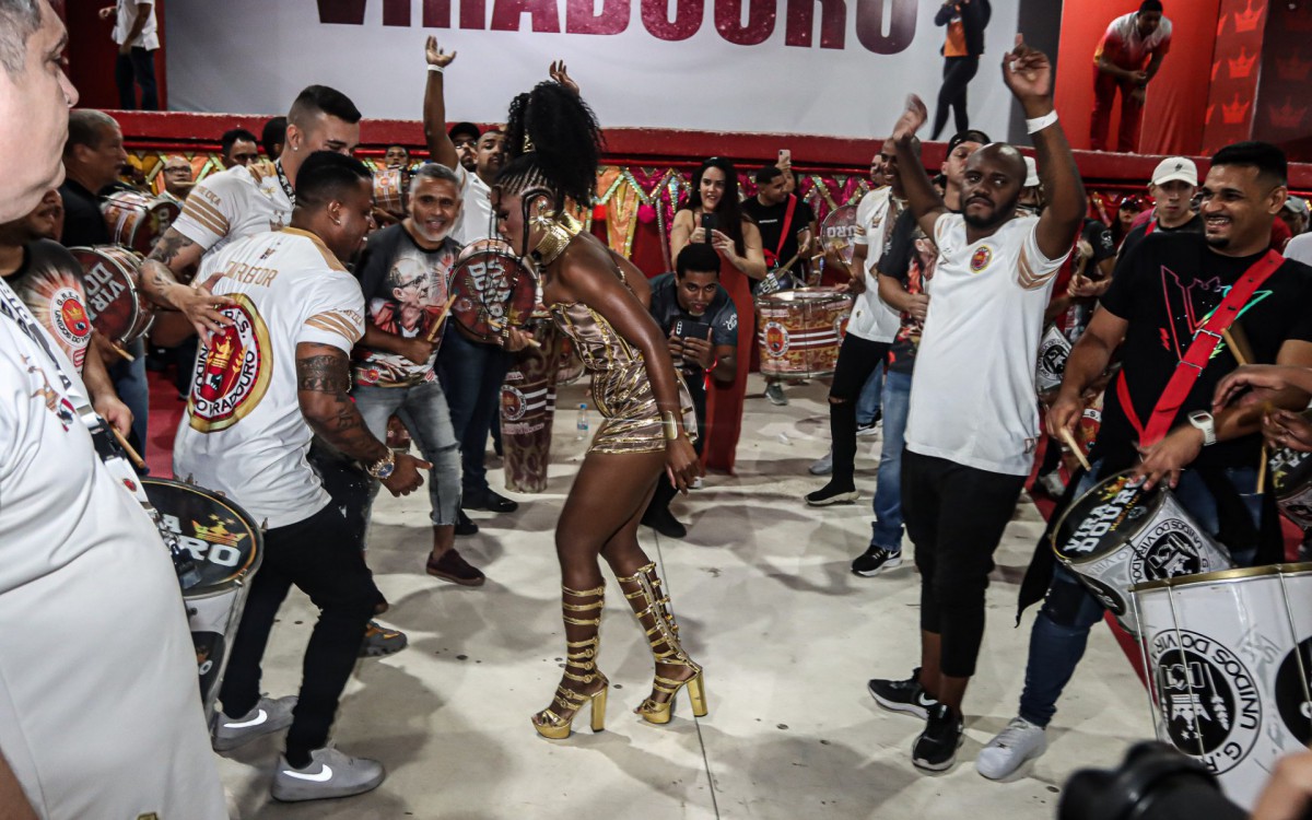Erika Januza impressionou com sua beleza e samba no p&eacute; durante a comemora&ccedil;&atilde;o de anivers&aacute;rio da Viradouro
