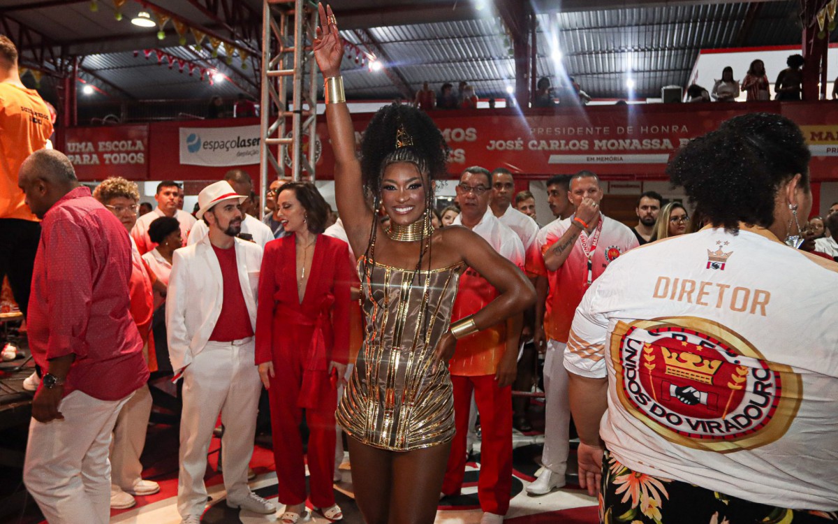 Erika Januza impressionou com sua beleza e samba no p&eacute; durante a comemora&ccedil;&atilde;o de anivers&aacute;rio da Viradouro