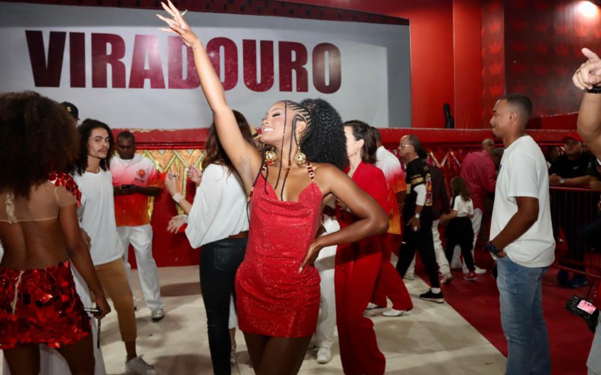 Erika Januza esteve na quadra da Viradouro para celebrar o anivers&aacute;rio da agremia&ccedil;&atilde;o, nesta sexta-feira