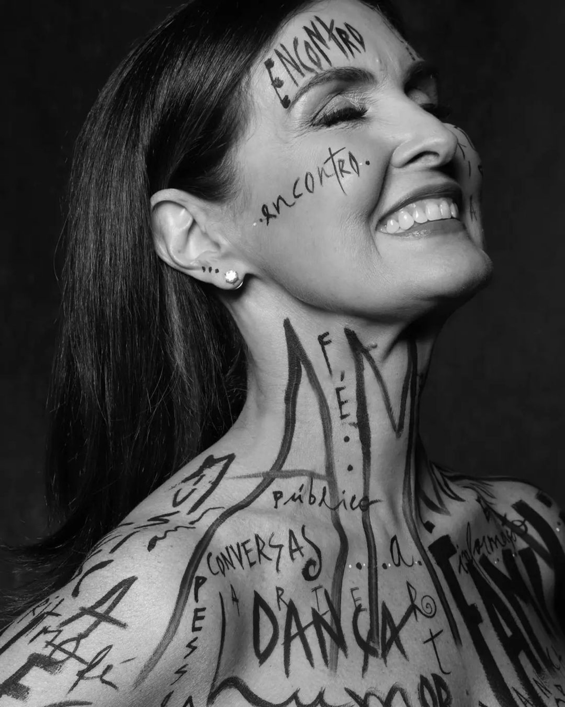 Fátima Bernardes comemora 10 anos do 'Encontro' com tatuagens falsas no corpo - Reprodução/Instagram/Sergio Santoian