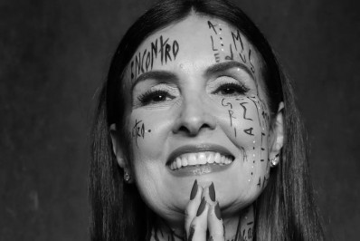 Fátima Bernardes 'tatua' o corpo em homenagem pelos 10 anos do 'Encontro'