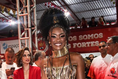 Erika Januza surge deslumbrante no aniversário da Viradouro