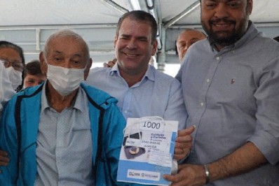 Caxias entrega 2.400 aparelhos auditivos a pacientes de audiologia