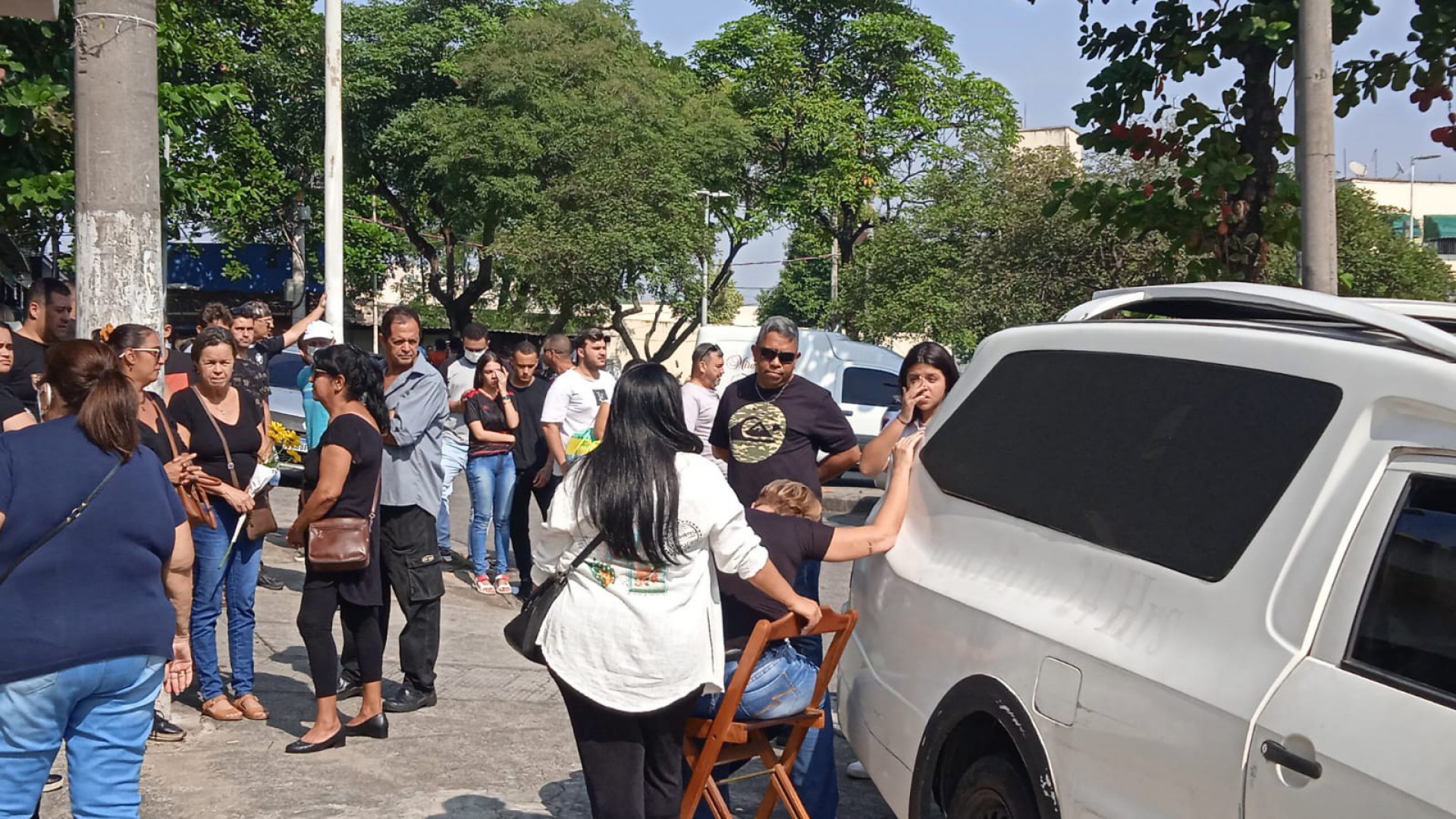 Familiares e amigos do motorista de aplicativo, Lucas Mendes, encontrado morto na comunidade Rio das Pedras participam de enterro do rapaz no Cemit&eacute;rio de Iraj&aacute; - Amanda Melo/Ag&ecirc;ncia O Dia