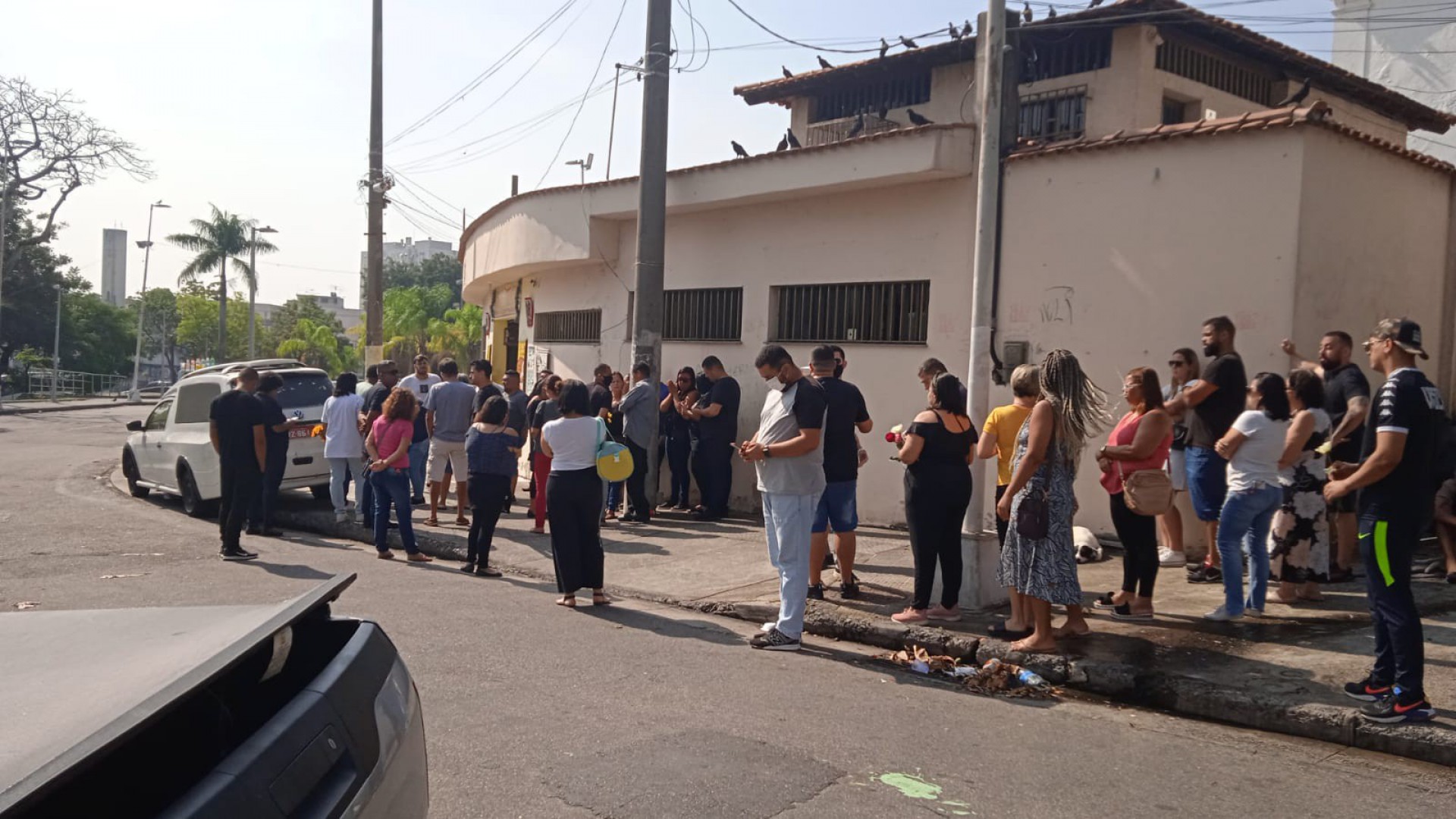 Familiares e amigos do motorista de aplicativo, Lucas Mendes, encontrado morto na comunidade Rio das Pedras participam de enterro do rapaz no Cemit&eacute;rio de Iraj&aacute; - Amanda Melo/Ag&ecirc;ncia O Dia