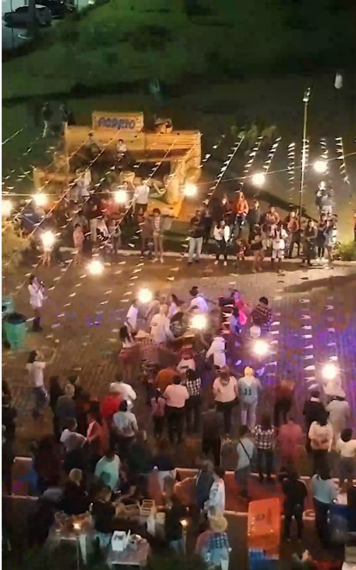 As novas l&acirc;mpadas iluminaram a noite de quadrilha junina