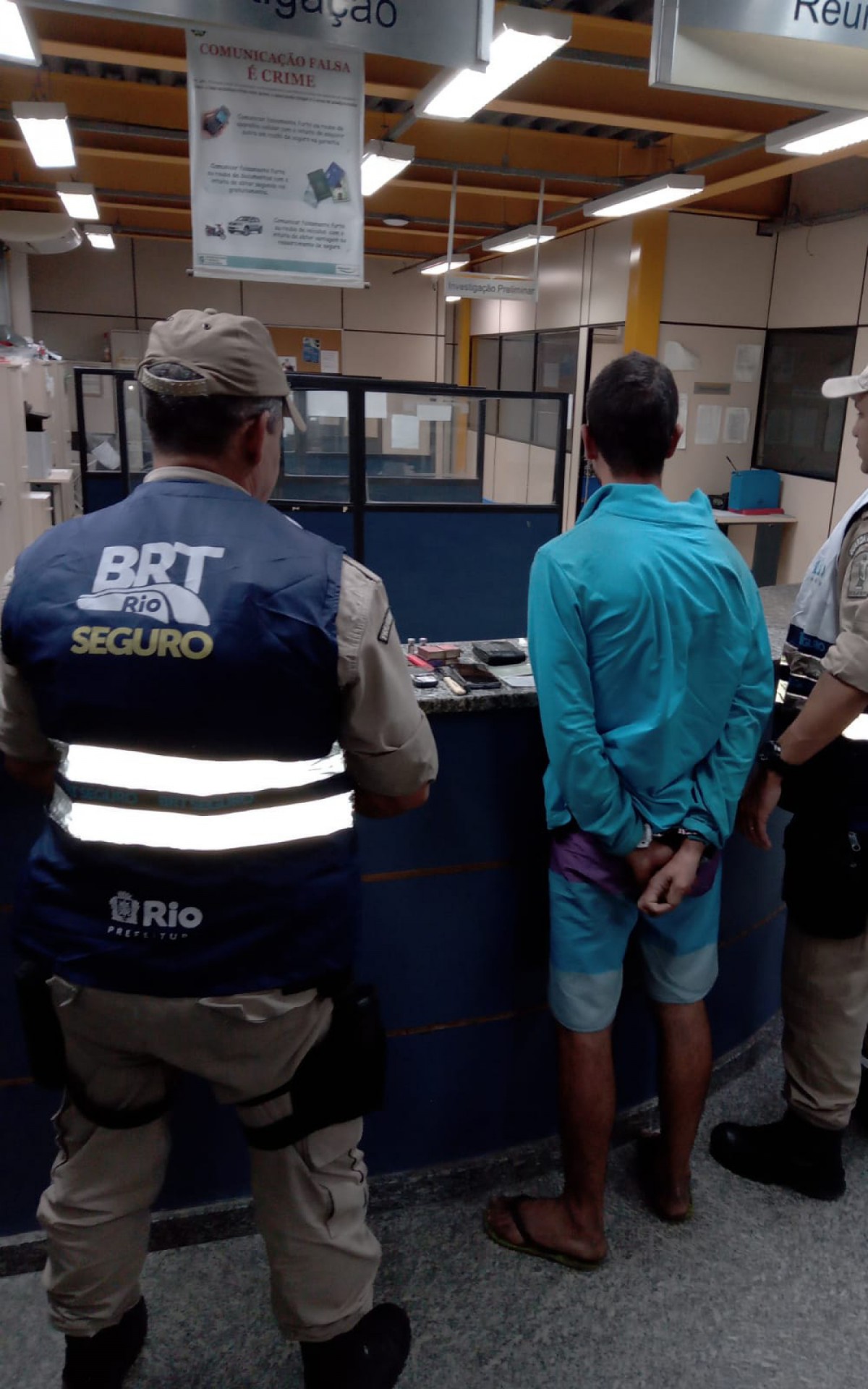 Morador em situa&ccedil;&atilde;o de rua foi preso, ap&oacute;s tentar queimar pe&ccedil;as de roupa em esta&ccedil;&atilde;o do BRT