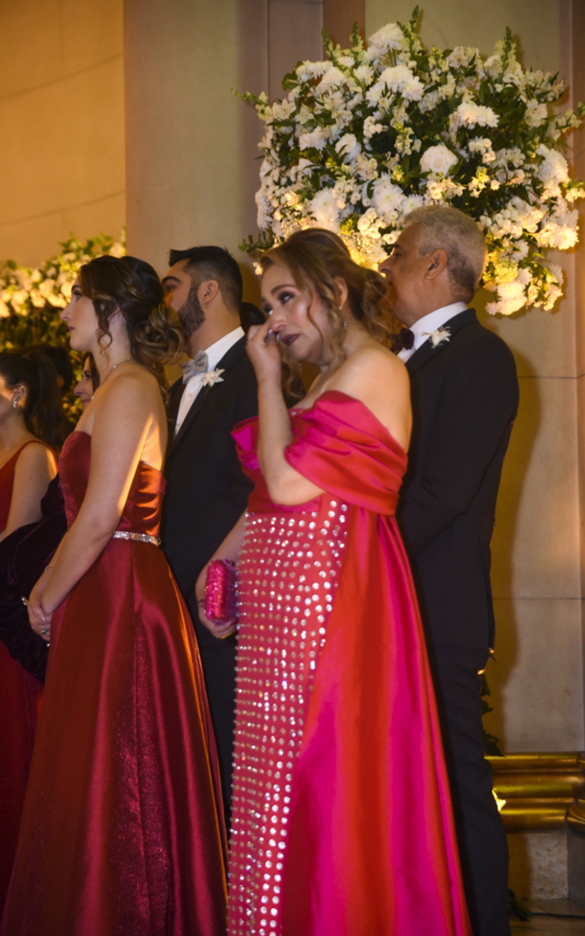 S&ocirc;nia Abr&atilde;o se emociona no casamento do filho